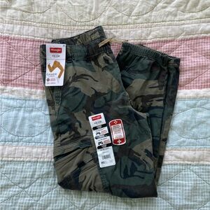 Wrangler gamer cargo camo pants size 14 Husky NEW WITH TAGS